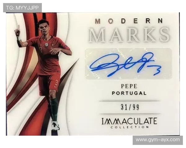 足球球星签名卡收藏热潮掀起 球迷争相收藏限量版签字卡